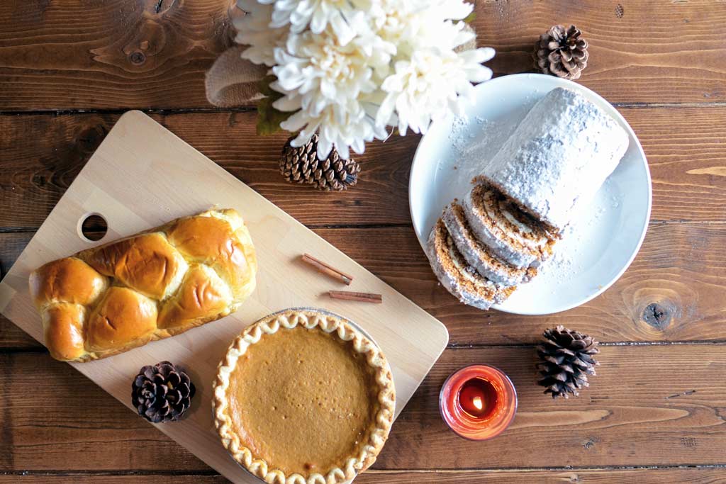 The different types of food on a thanksgiving day table spread in an article about holiday heartburn